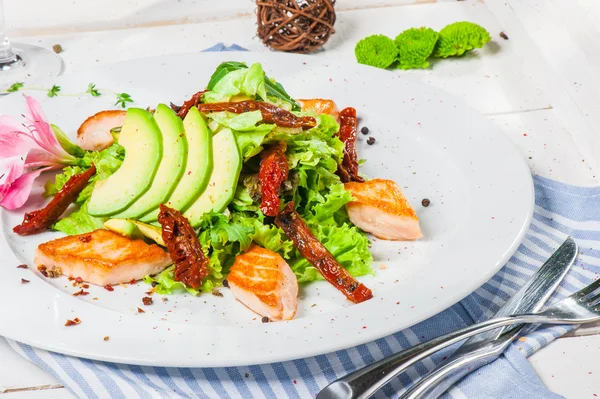 Салат с жареным лососем — стоковое фото