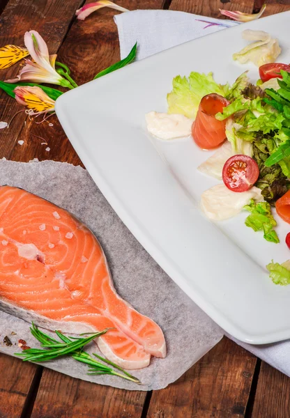 Salada fresca com salmão — Fotografia de Stock