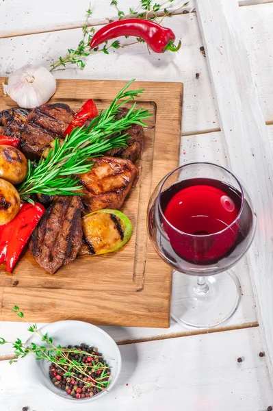 Grilled pieces of meat and different vegetables — Stock Photo, Image