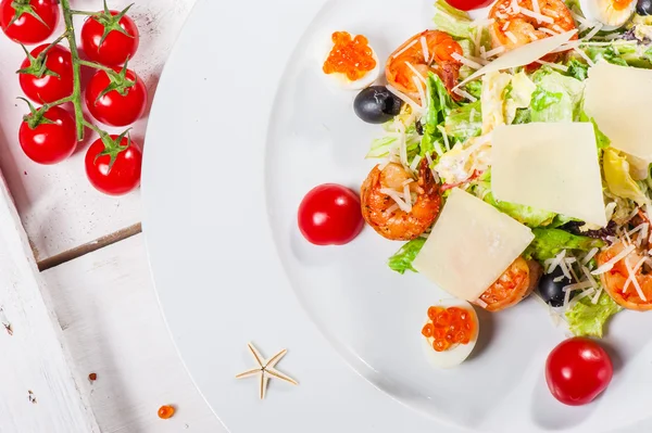 Salat mit Eiern und Garnelen — Stockfoto