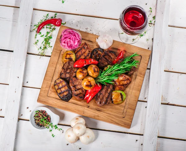 Trozos de carne a la parrilla y verduras diferentes —  Fotos de Stock