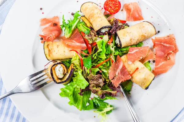 Свежий салат с баклажанами и беконом — стоковое фото
