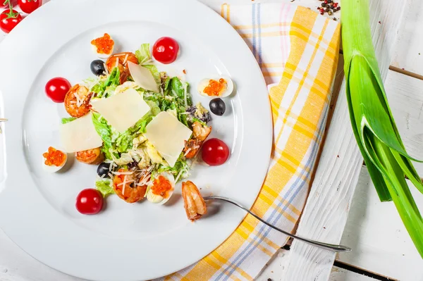 Ensalada con huevos y camarones —  Fotos de Stock