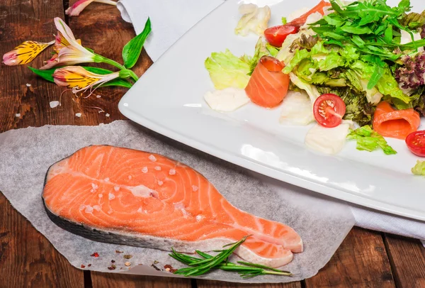 Fräsch sallad med lax — Stockfoto