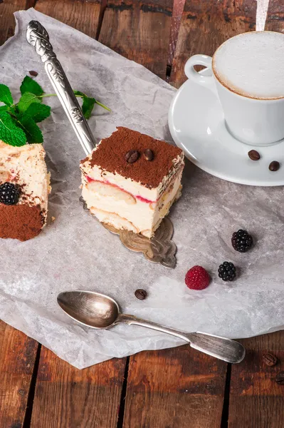 Bolo Tiramisu com hortelã fresca — Fotografia de Stock