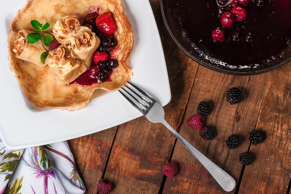 Rullade pannkakor med bär, sylt — Stockfoto