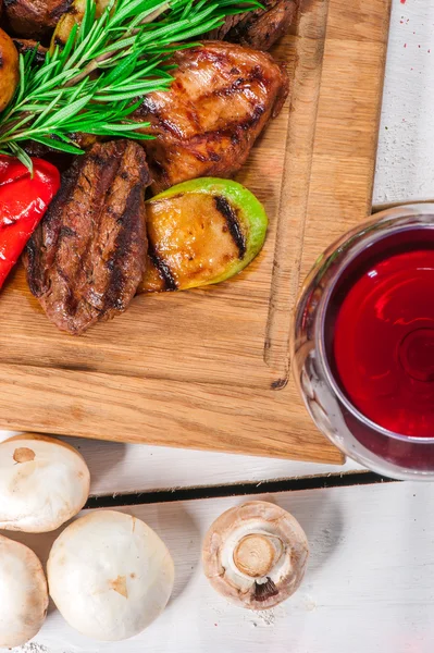 Grilled pieces of meat and different vegetables — Stock Photo, Image