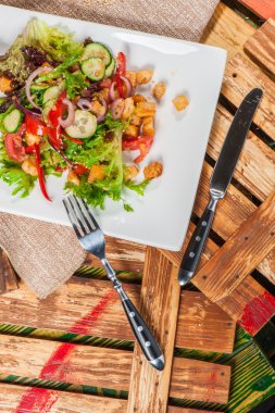 салат подають з смаженим м'ясом