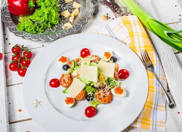 Salade met eieren en garnalen — Stockfoto