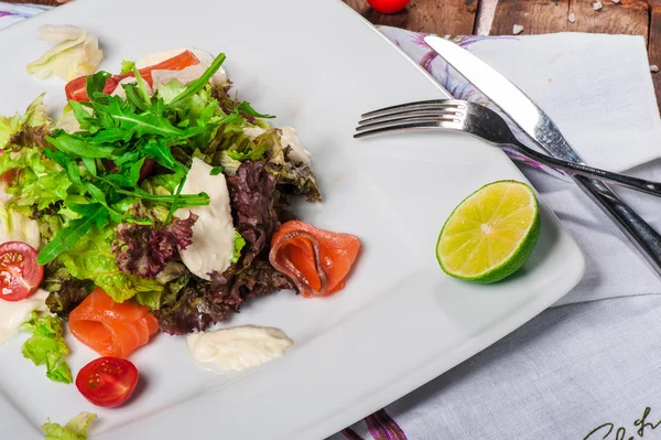 Frischer Salat mit Lachs — Stockfoto