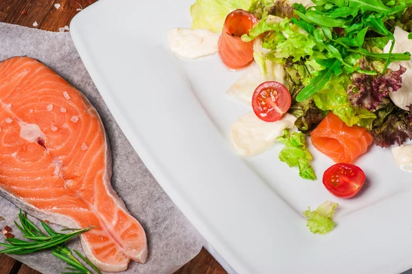 Fräsch sallad med lax — Stockfoto