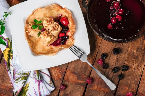 Rullade pannkakor med bär, sylt — Stockfoto