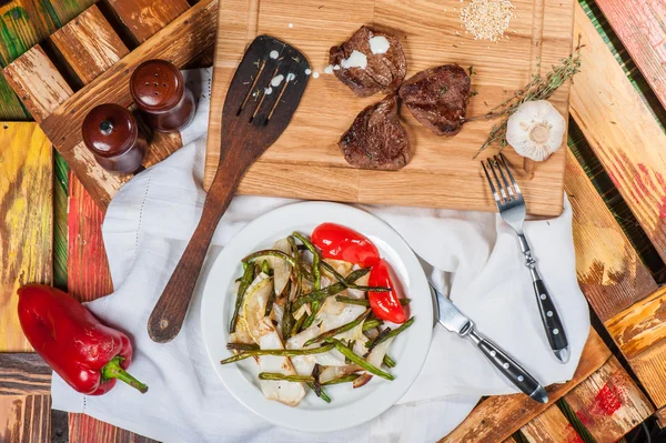 Stekt kryddig kött med grillade grönsaker — Stockfoto