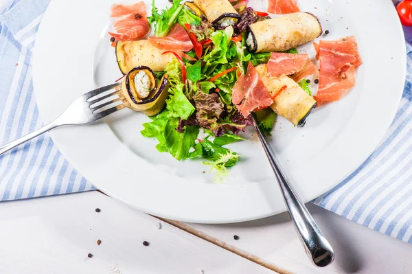 Fresh salad with eggplants and bacon — Stock Image Fresh salad with eggplants and bacon Stock Picture