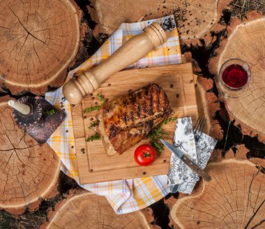 ahşap tahta üzerinde ızgara kuzu