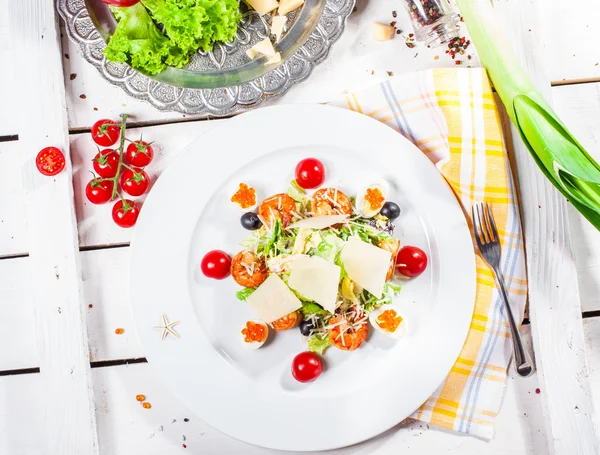 Salat mit Eiern und Garnelen — Stockfoto