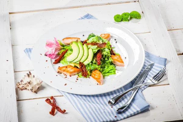 Salat mit gebratenem Lachs — Stockfoto