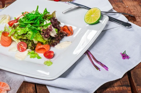 Frischer Salat mit Lachs — Stockfoto