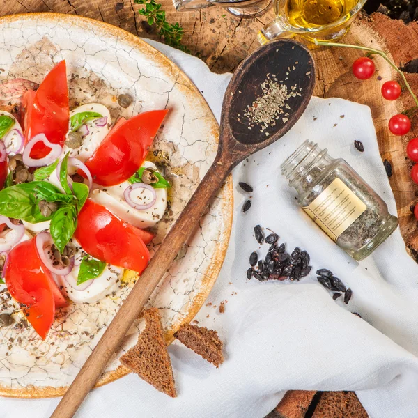 Salad with tomatoes and cheese — Stock Photo, Image