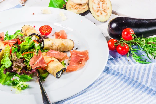 Fresh salad with eggplants and bacon — Stock Photo, Image