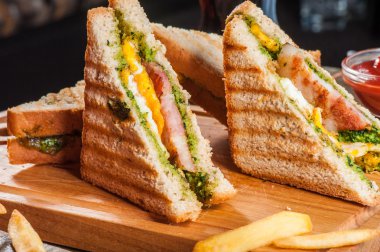 tavuk ve yumurta ile ızgara sandviç