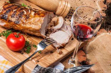 ahşap tahta üzerinde ızgara kuzu