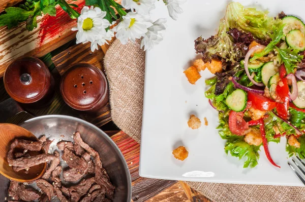 Salat mit gebratenem Fleisch — Stockfoto