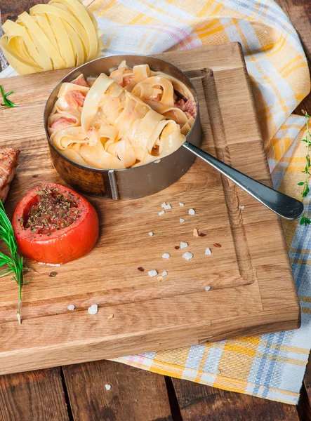 Nudeln mit Parmesan und Lachs — Stockfoto