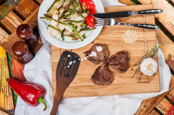 Gebakken pittige vlees met gegrilde groenten — Stockfoto