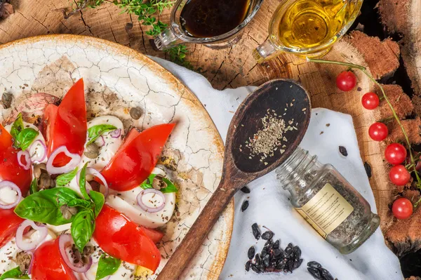 Ensalada con tomates y queso — Foto de Stock