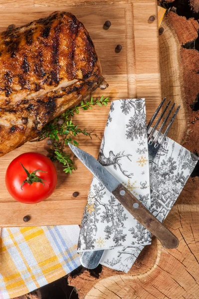 Cordero a la parrilla sobre tabla de madera —  Fotos de Stock