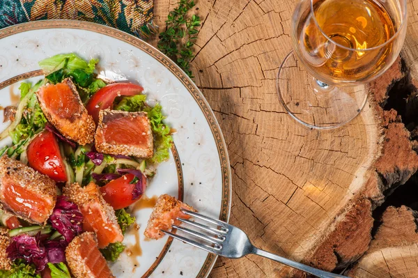 Fresh salad with lettuce and fried salmon — Stock Photo, Image
