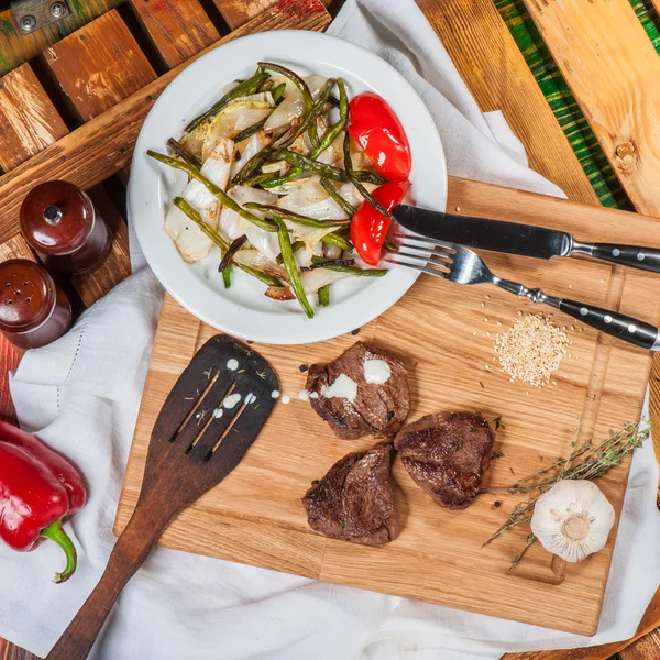 Fried spicy meat with grilled vegetables — Stock Photo, Image