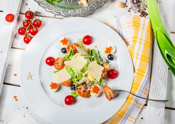 Salat mit Eiern und Garnelen — Stockfoto