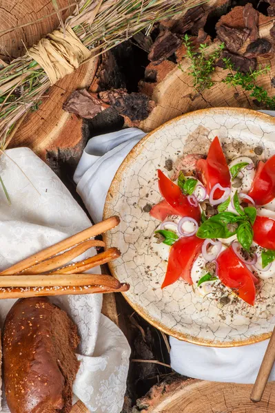 Ensalada con tomates y queso —  Fotos de Stock