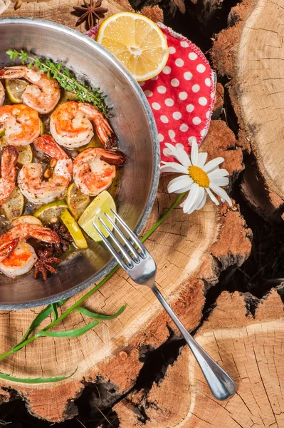 Große Garnelen in einer Pfanne — Stockfoto