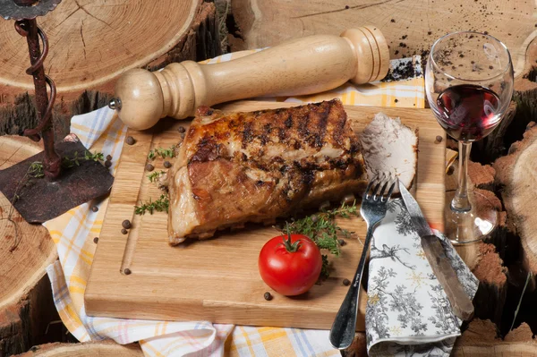 Cordero a la parrilla sobre tabla de madera —  Fotos de Stock