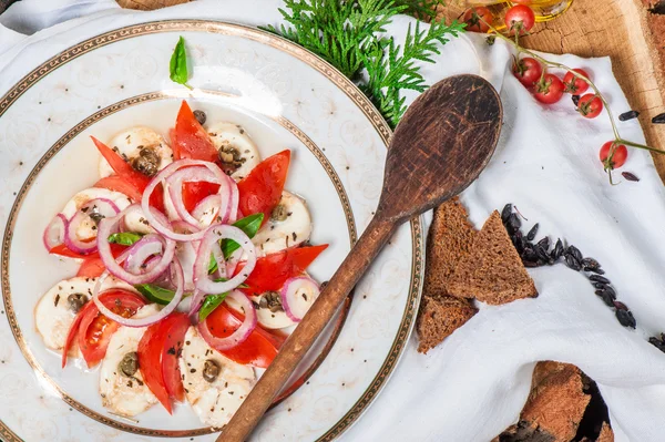 Insalata con pomodori e formaggio — Foto Stock