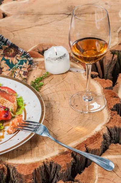 Verse salade met sla en gebakken zalm — Stockfoto