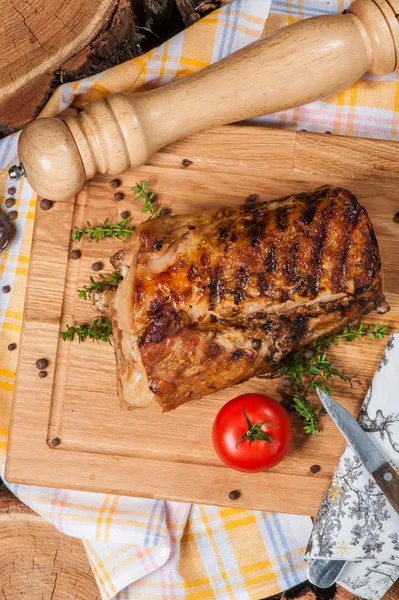 Cordero a la parrilla sobre tabla de madera —  Fotos de Stock