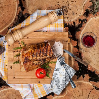 ahşap tahta üzerinde ızgara kuzu