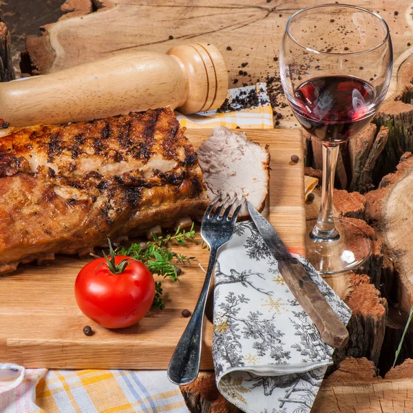 Cordero a la parrilla sobre tabla de madera —  Fotos de Stock