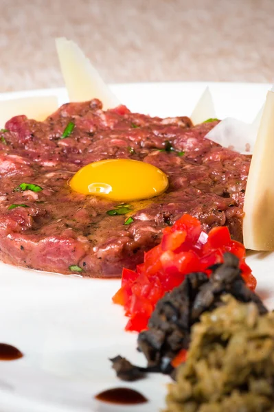 Classic tartare with fresh basil — Stock Photo, Image