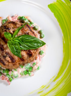 dana pirzola taze salata ile servis