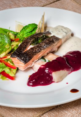 ıspanak doldurulmuş kızarmış som balığı