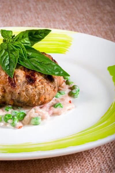 Costoletta di manzo servita con insalata fresca — Foto Stock