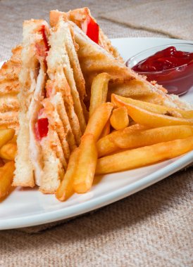 tavuk ve yumurta ile ızgara sandviç