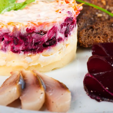 Kürk mantonun altında ringa balığı