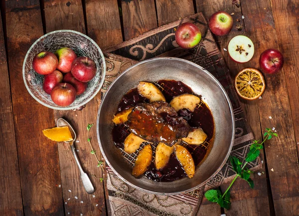 Roast beef with apple — Stock Photo, Image