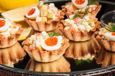 füme somon ile doldurulmuş tartlets